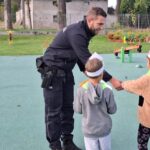 dzieci-dziekuja-policjantowi