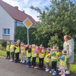 dzieci-na-spacerze-poznaja-znaki