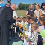 dzieci-otrzymuja-upominki