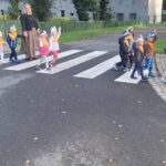 dzieci-przechodza-przez-jezdnie