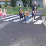 dzieci-przechodza-przez-pasy