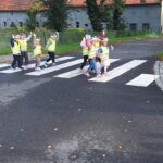 dzieci-przechodza-przez-zebre