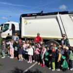 dzieci przy śmieciarce