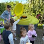 dzieci segregują śmieci