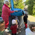 dzieci segregują śmieciii