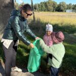 dzieci sprzątają świaat