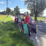 dzieci sprzątają świat