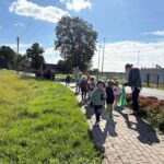 dzieci sprzątają światt