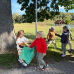 dzieci szukają śmieci