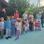 dzieci ustawiają się w miejsce ewakuacji