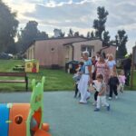 dzieci ustawiają się w miejsce ewakuacji Rzeczyca