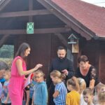 dzieci ustawiają się w miejsce ewakuacji