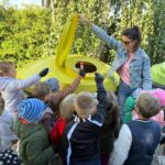 dziecii segregują śmieci