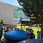 dziecii segregują śmiecii