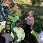 dziecii sprzątają świat