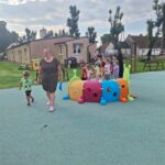 dzieci ustawiają się w miejsce ewakuacji