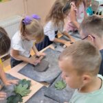 dzieci lepią z gliny