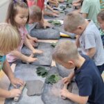 dzieci lepią z gliny