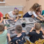 dzieci lepią z gliny