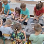 dzieci lepią z gliny