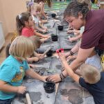 dzieci lepią z gliny