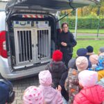 Dzieci przy samochodzie policyjnym