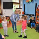 Amelka wręcza pani jabłka