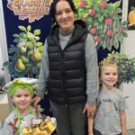 Chlopcy-czestuja-mame-ciastem