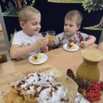 Chlopcy-stukaja-sie-sokiem-na-zdrowko