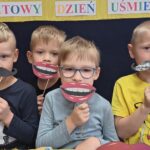 Chłopcy w fotobudce