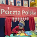 Chłopiec bawi się w pocztę