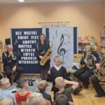 Chłopiec dyryguje orkiestrą