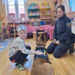 Chłopiec głaszcze psa