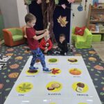 Chlopiec-idzie-wedlug-mapy