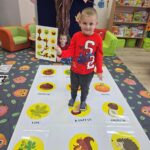 Chlopiec-koduje-dary-jesieni