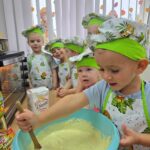 Chlopiec-miesza-ciasto