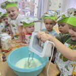 Chlopiec-miksuje-ciasto