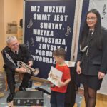 chłopiec odgaduje instrument ukryty w futerale