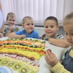 Chlopiec-smakuje-winogrono