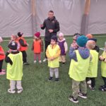 DZieci przed rozpoczęciem gry w piłkę nożną