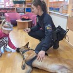 DZiewczynka daje pieskowi smaczek