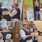 Dzieci częstują chlebem pracowników przedszkola