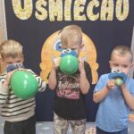 Dzieci dmuchaja balony