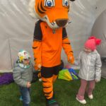 Dzieci idą z tygryskiem