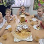 Dzieci-jedza-ciasto-sliwkowe