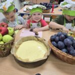 Dzieci-kroja-sliwki-wegierki