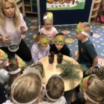 Dzieci obserwują reakcję łusek szyszki na wilgoć