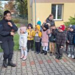 Dzieci oglądają auto, w którym przewożony jest pies