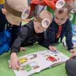 Dzieci oglądają bajkę