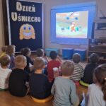 Dzieci oglądają bajkę